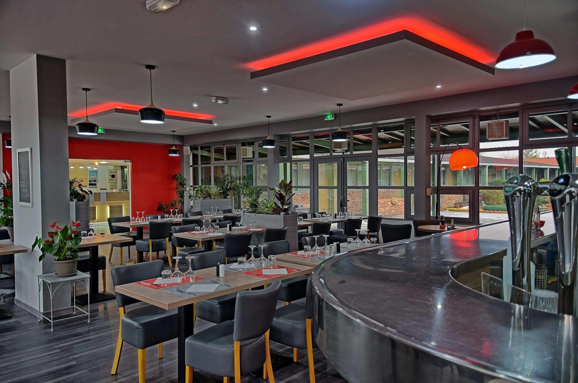 Hotel Restaurant Les Jardins D'Épône Εξωτερικό φωτογραφία