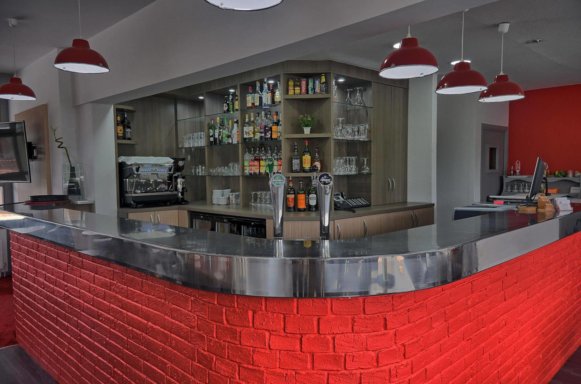 Hotel Restaurant Les Jardins D'Épône Εξωτερικό φωτογραφία