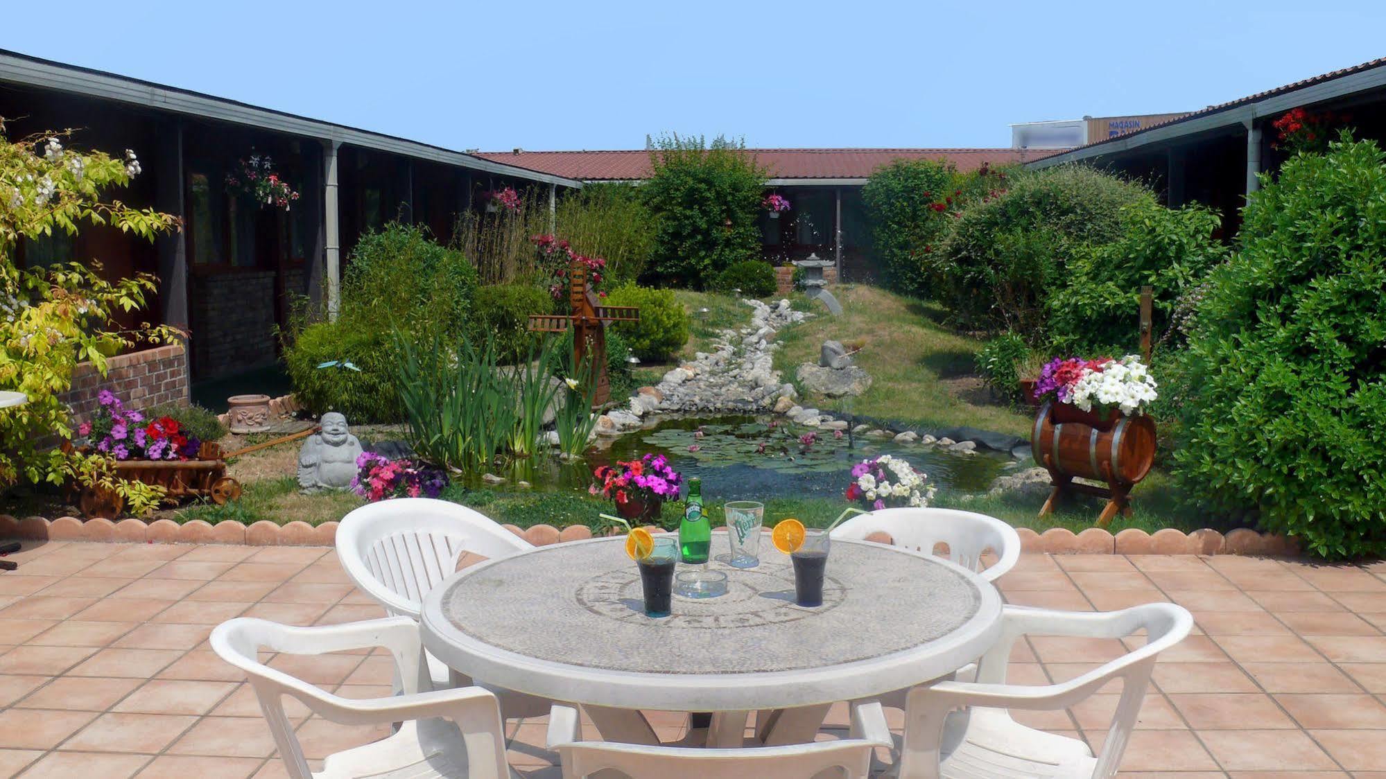 Hotel Restaurant Les Jardins D'Épône Εξωτερικό φωτογραφία