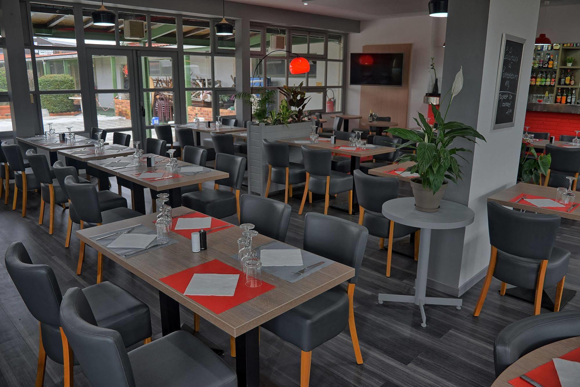 Hotel Restaurant Les Jardins D'Épône Εξωτερικό φωτογραφία