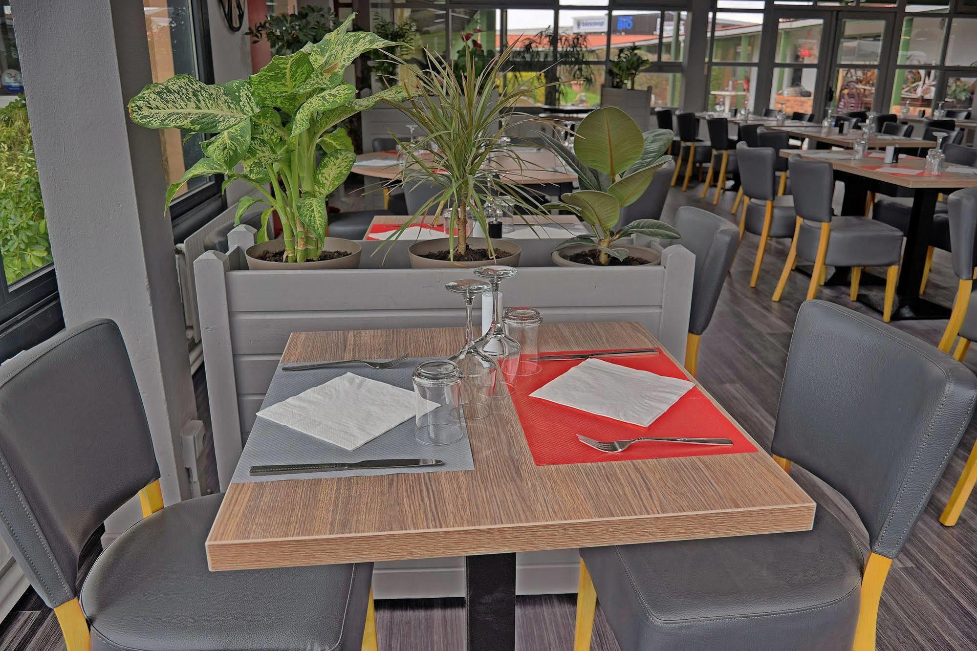 Hotel Restaurant Les Jardins D'Épône Εξωτερικό φωτογραφία