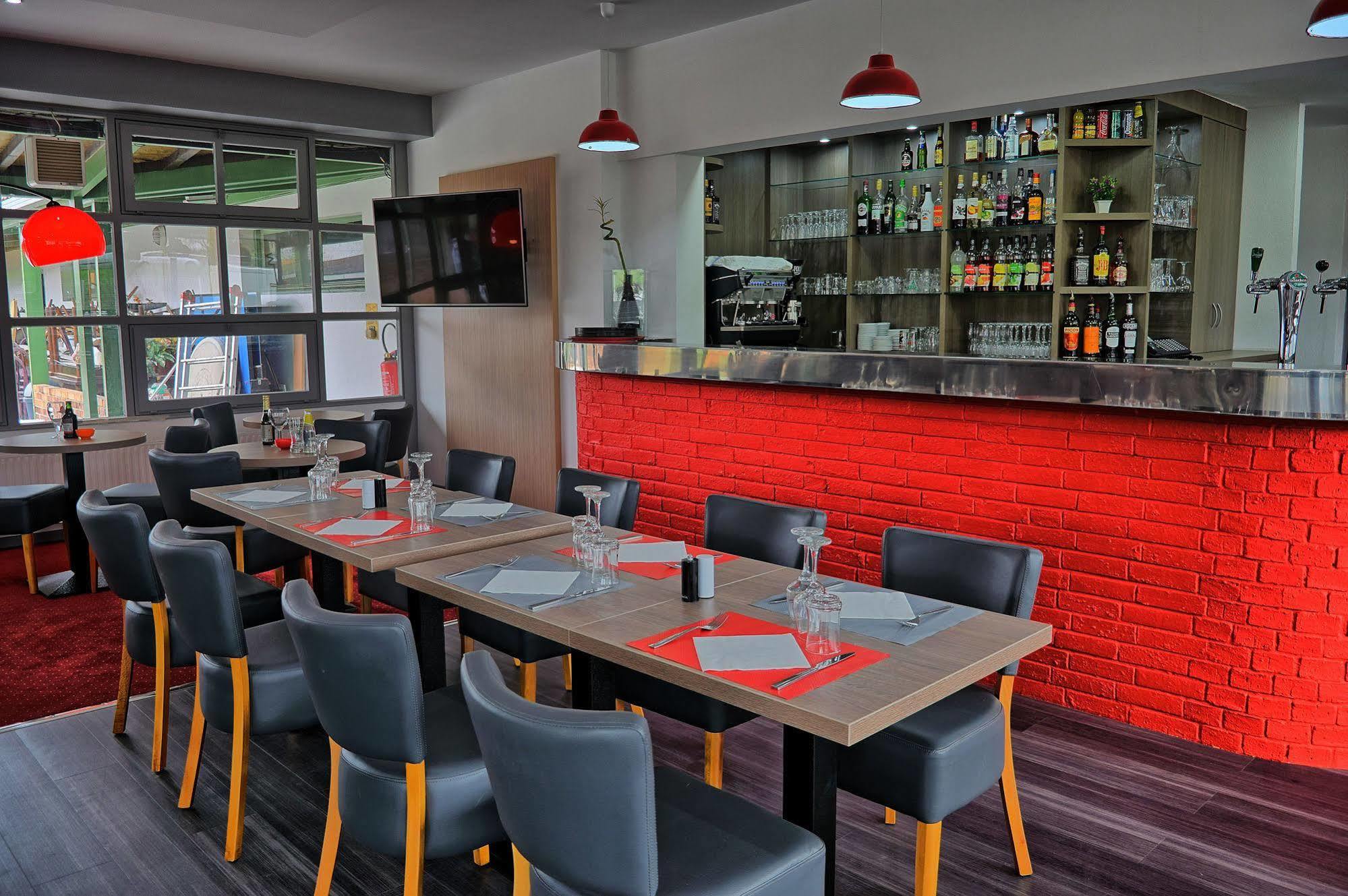 Hotel Restaurant Les Jardins D'Épône Εξωτερικό φωτογραφία